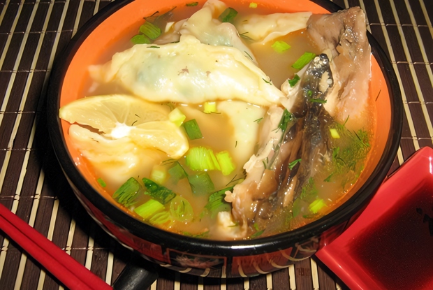 Рыбный суп с креветочными пельменями