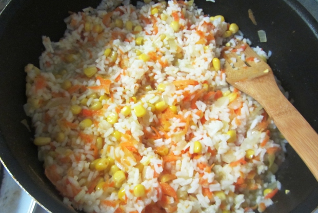 Рис с кукурузой, луком и морковью