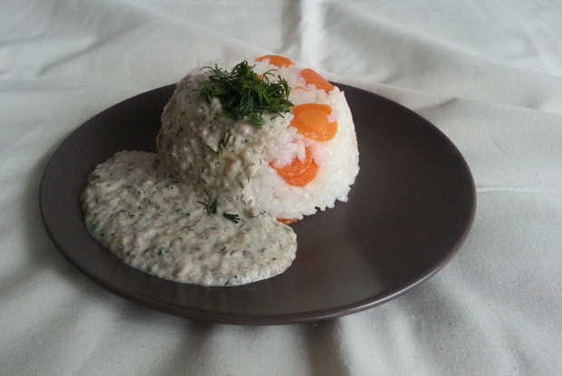 Рис с морковью под грибным соусом
