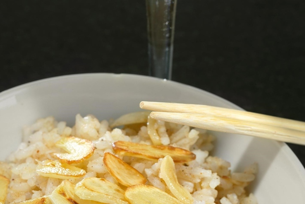 Рис с мускатным орехом, корицей и чесночными чипсами
