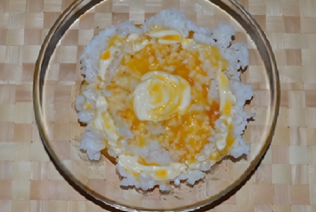Рис с соусом из облепихового сиропа и майонеза