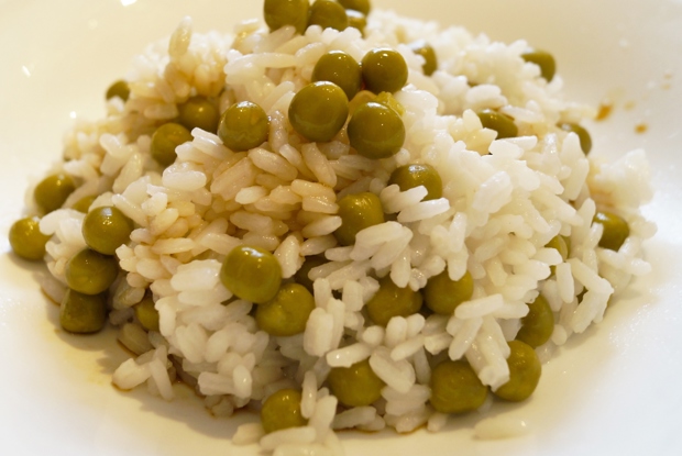 Рис с зеленым горошком