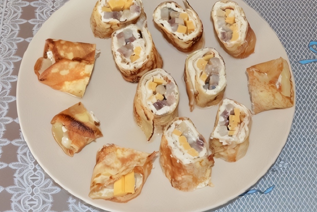 Роллы из блинов с селедкой и творожным сыром