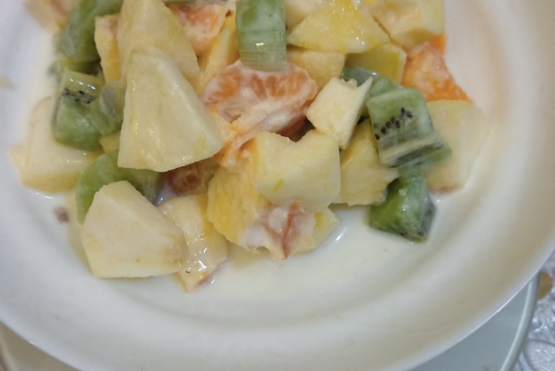 Салат фруктовый с яблоком, айвой, киви, мандарином