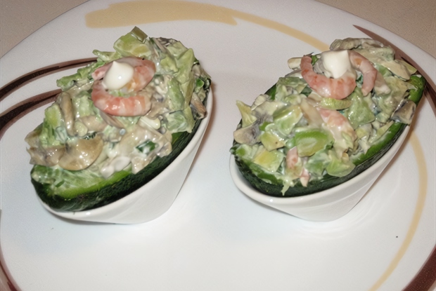 Салат из авокадо с креветками и шампиньонами