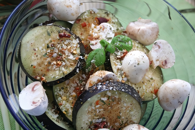Салат из баклажанов с грудинкой и грибами