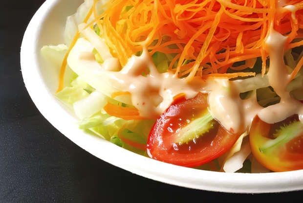 Салат из белой рыбы с луком-пореем и морковным соусом