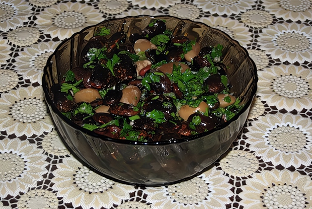 Салат из бобов с орехами
