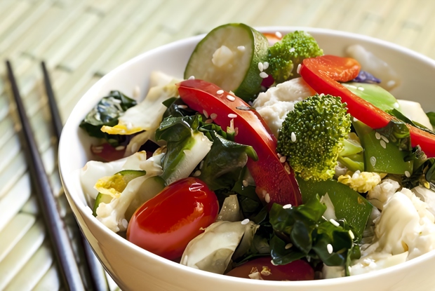 Салат из горячих овощей с паприкой