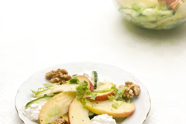 Салат из корешков сельдерея с грецкими орехами и яблоками