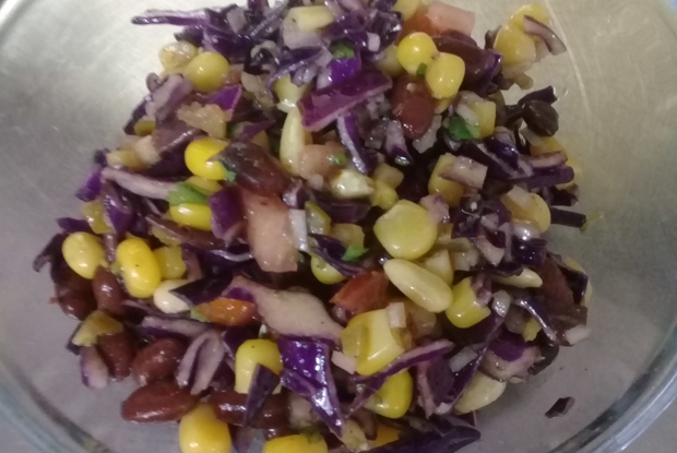 Салат из кукурузы, черной фасоли и красной капусты