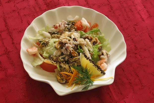 Салат из морепродуктов с лаймовым соусом