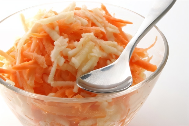 Салат из моркови и яблок с орехами