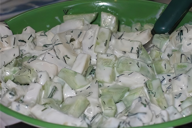 Салат из огурцов со взбитой сметаной
