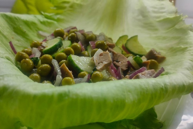 Салат из печени трески с зеленым горошком, луком и огурцом