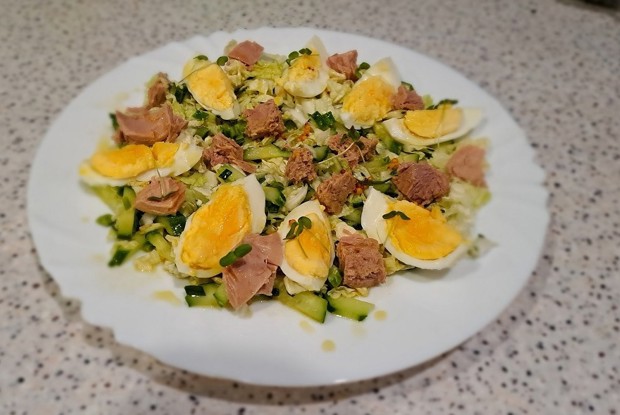 Салат из пекинской капусты и огурца с тунцом