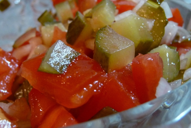 Салат из помидора и консервированного огурца