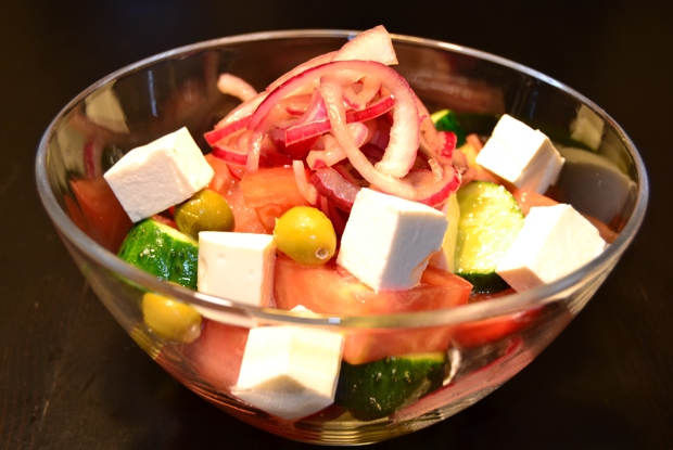 Салат из помидоров и огурцов с сыром фета и оливками