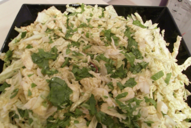 Салат из савойской капусты и рукколы