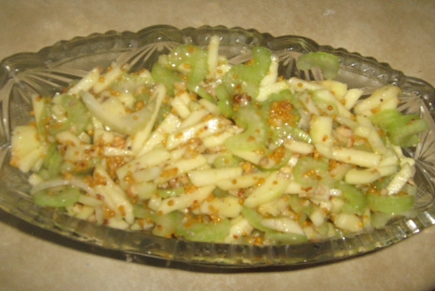 Салат из сельдерея и яблок с горчичным винегретом