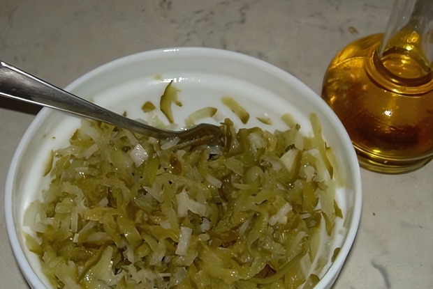 Салат из соленых огурцов с луком и постным маслом