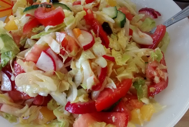 Салат из свежих овощей и сухофруктов