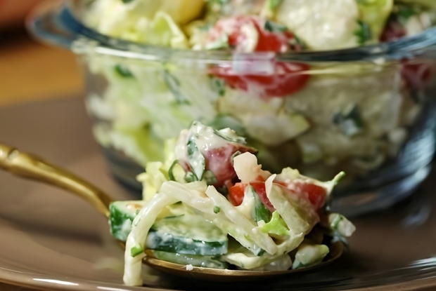 Салат из свежих овощей с сырно-горчичной заправкой