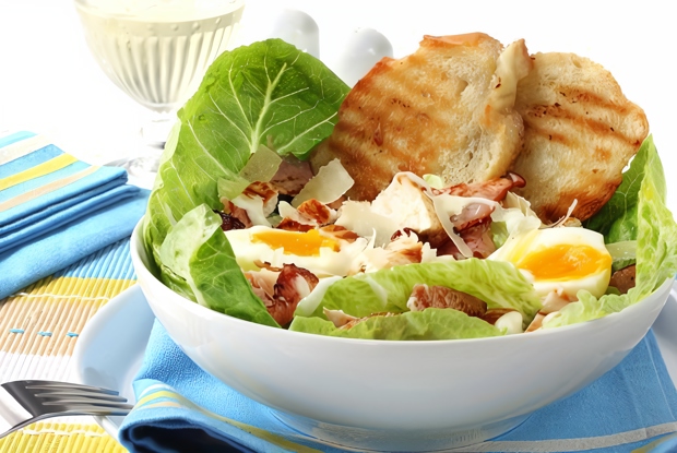 Салат из телятины с яйцами и эндивием