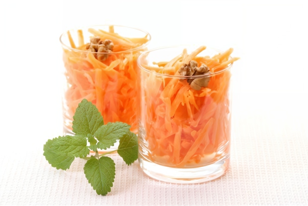 Салат из тертой моркови с вареньем и орехами