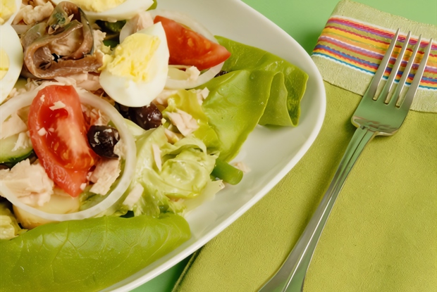 Салат из тунца и анчоусов со свежими овощами и зеленью