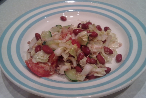 Салат из тунца с красной фасолью и овощами