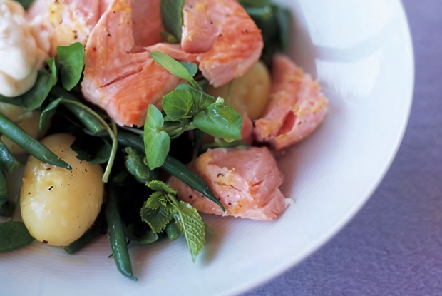 Салат из запеченного лосося с кресс-салатом