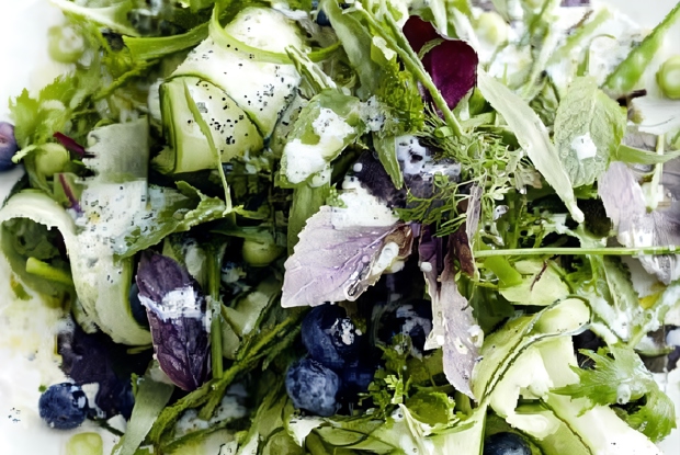 Салат из зелени и голубики и сливочной заправкой