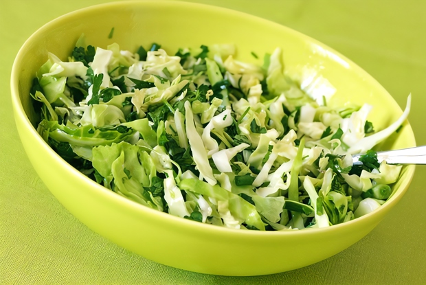 Салат из зеленой капусты и петрушки с кислой заправкой