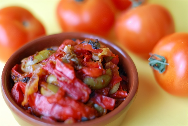 Салат из жареных на гриле перцев, маслин и вяленых томатов
