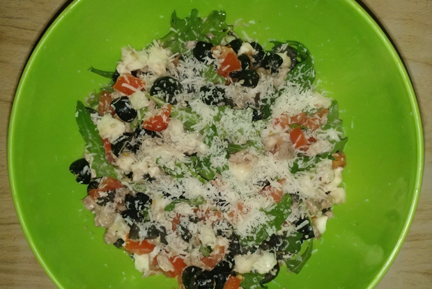 Салат «Роверето» с печенью трески и оливками