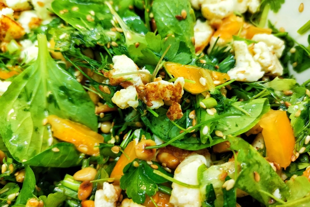 Салат с адыгейским сыром, зеленью и орехами