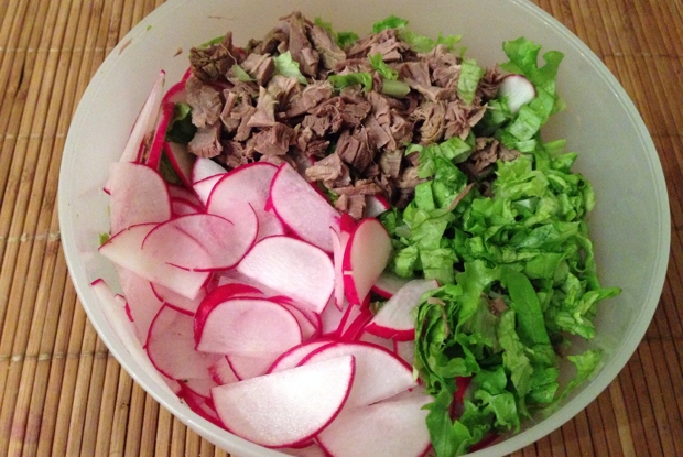 Салат с говядиной и редисом