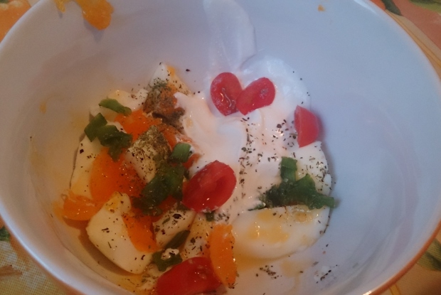 Салат с яйцом, черри и зеленым луком