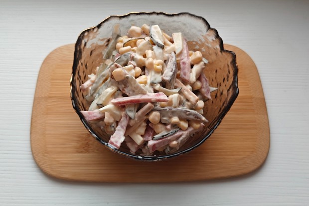 Салат с колбасой