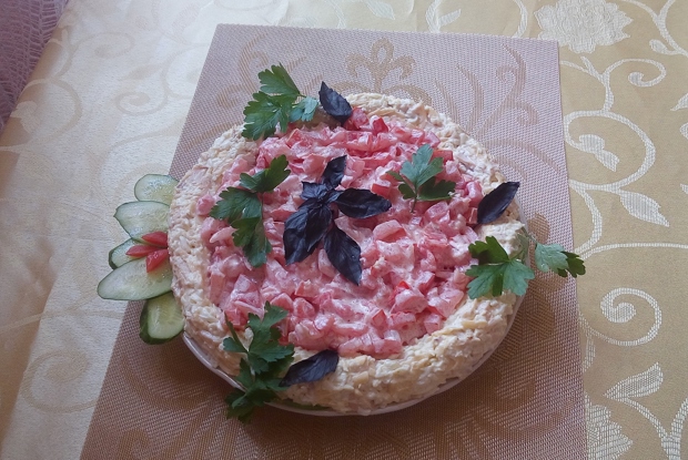 Салат с копченой курицей, сыром и яйцами