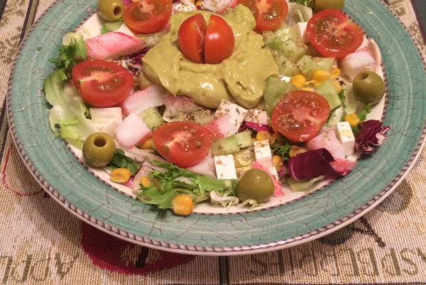 Салат с крабовым мясом, сыром фетакса и гуакамоле