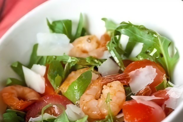 Салат с креветками и рукколой под французским соусом