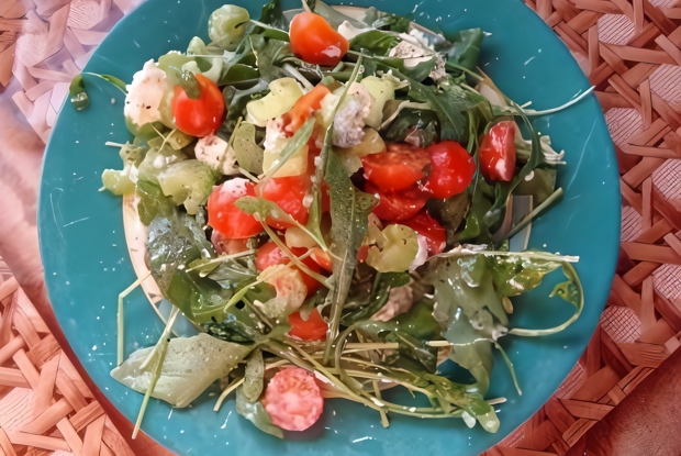Салат с креветками, овощами и брынзой