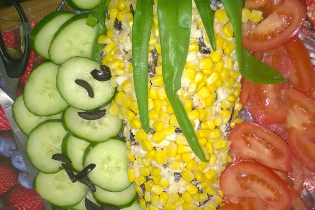 Салат с кукурузой и черносливом