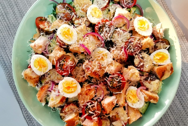 Салат с курицей и перепелиными яйцами в соусе