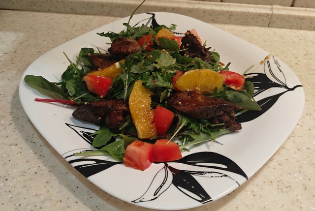 Салат с куриной печенью и апельсином