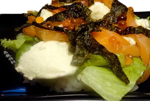 Салат с лососем и сливочным сыром