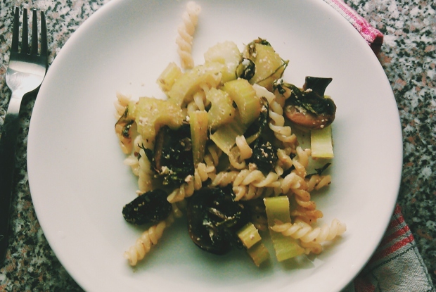 Салат с макаронами, сельдереем и грибами
