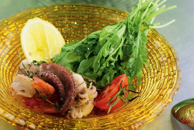 Салат с морепродуктами и рукколой